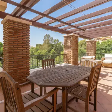 Продажа апартаментов на среднем этаже в Los Arqueros