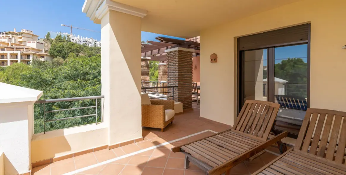 Продажа апартаментов на среднем этаже в Los Arqueros 2