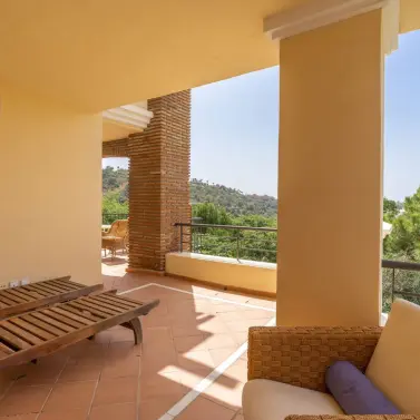 Продажа апартаментов на среднем этаже в Los Arqueros