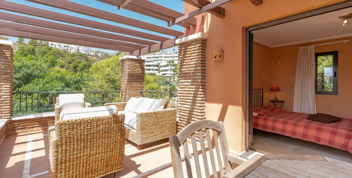 Продажа апартаментов на среднем этаже в Los Arqueros 4