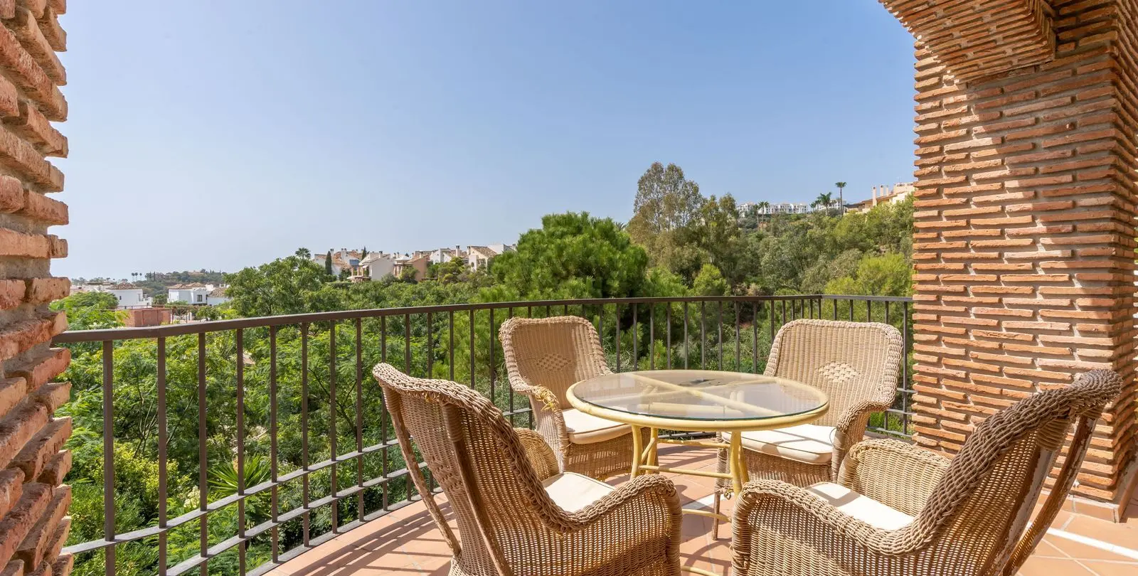 Sale of middle floor apartment in Los Arqueros 14