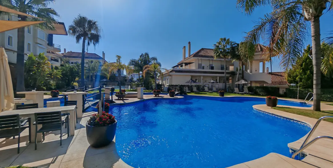 Продажа апартаментов на среднем этаже в Nueva Andalucía 2