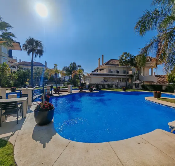 Продажа апартаментов на среднем этаже в Nueva Andalucía