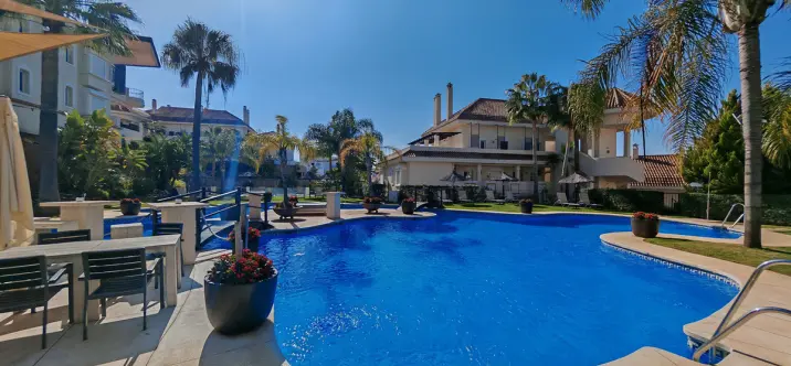 Продажа апартаментов на среднем этаже в Nueva Andalucía 1