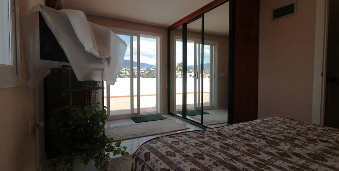 Sale of penthouse duplex in Bel Air 18