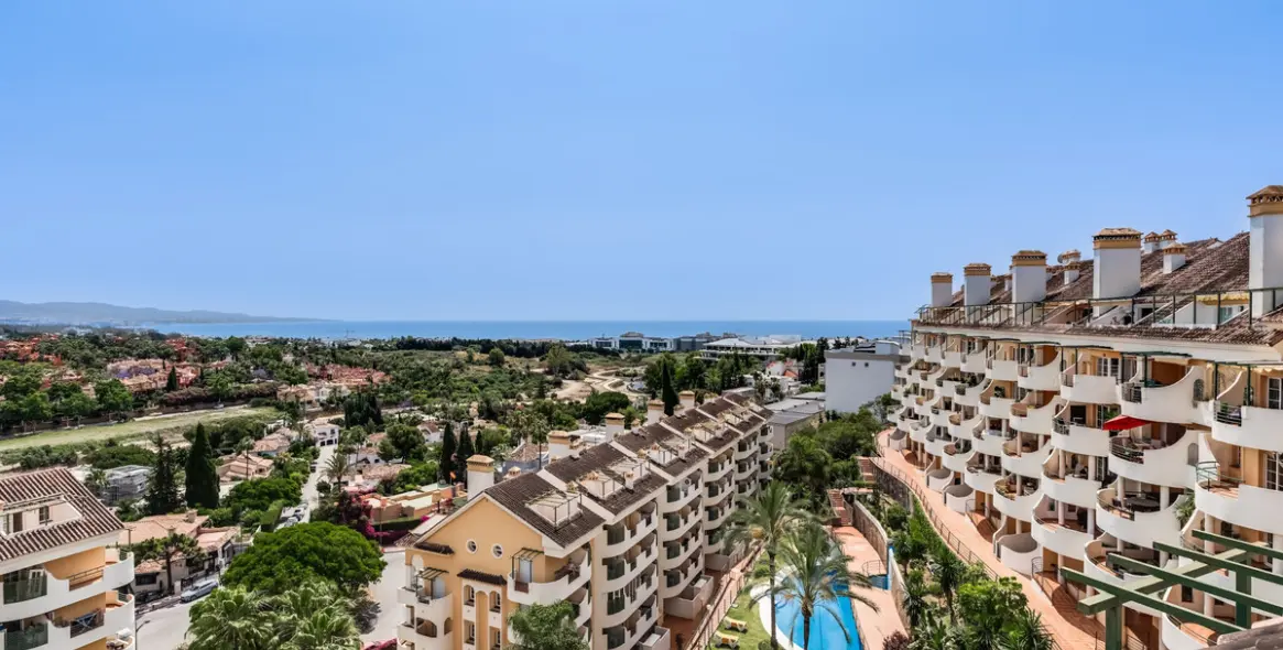 Продажа двухуровневого пентхауса в Nueva Andalucía 1
