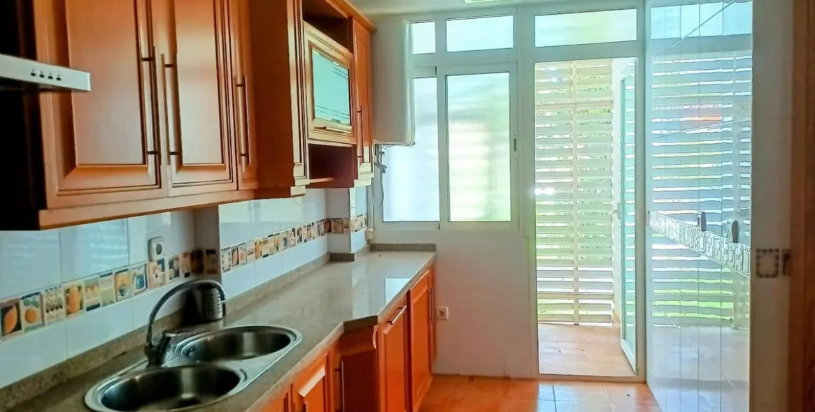 Sale of ground floor apartment in La Carihuela 3