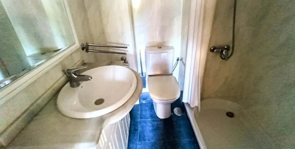 Sale of ground floor apartment in La Carihuela 26