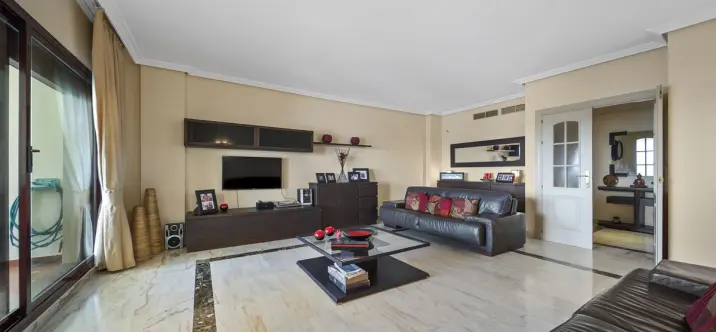 Sale of middle floor apartment in Benalmadena 3