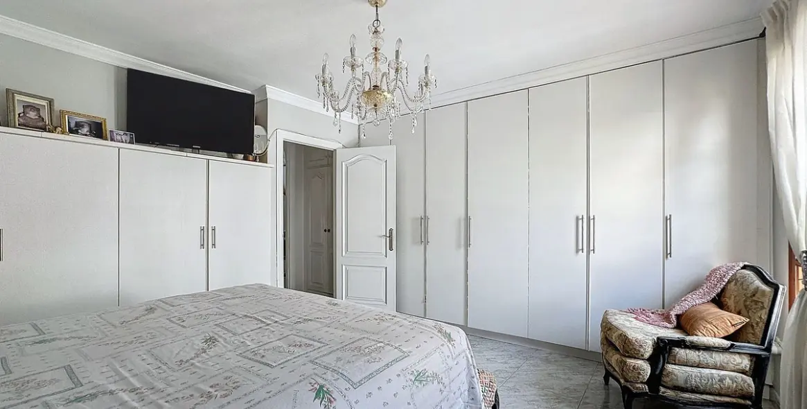 Продажа дома на две семьи в Estepona 32