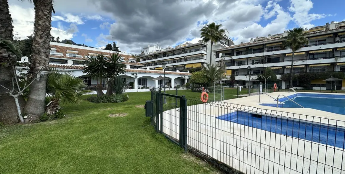 Long-term rent of middle floor apartment in The Golden Mile 12