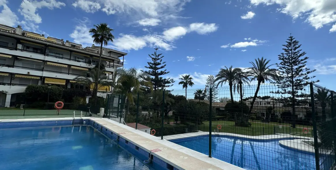 Long-term rent of middle floor apartment in The Golden Mile 13