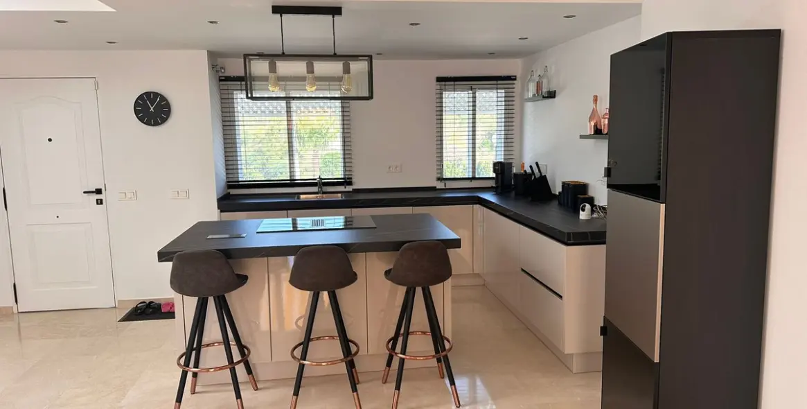 Sale of penthouse in New Golden Mile 11