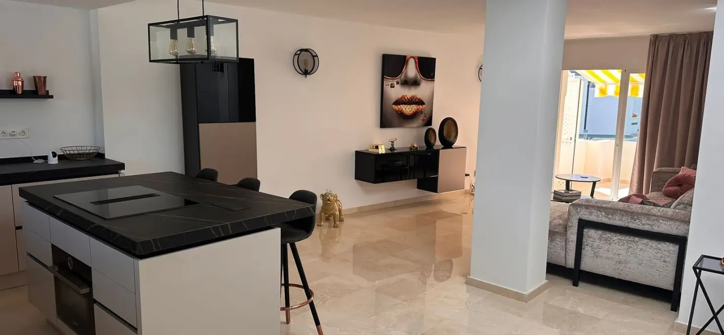 Sale of penthouse in New Golden Mile 3