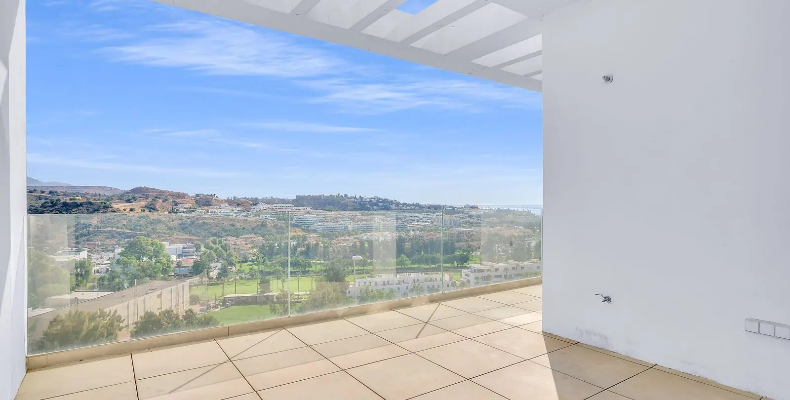 Venta de apartamento en planta media en La Cala de Mijas 2