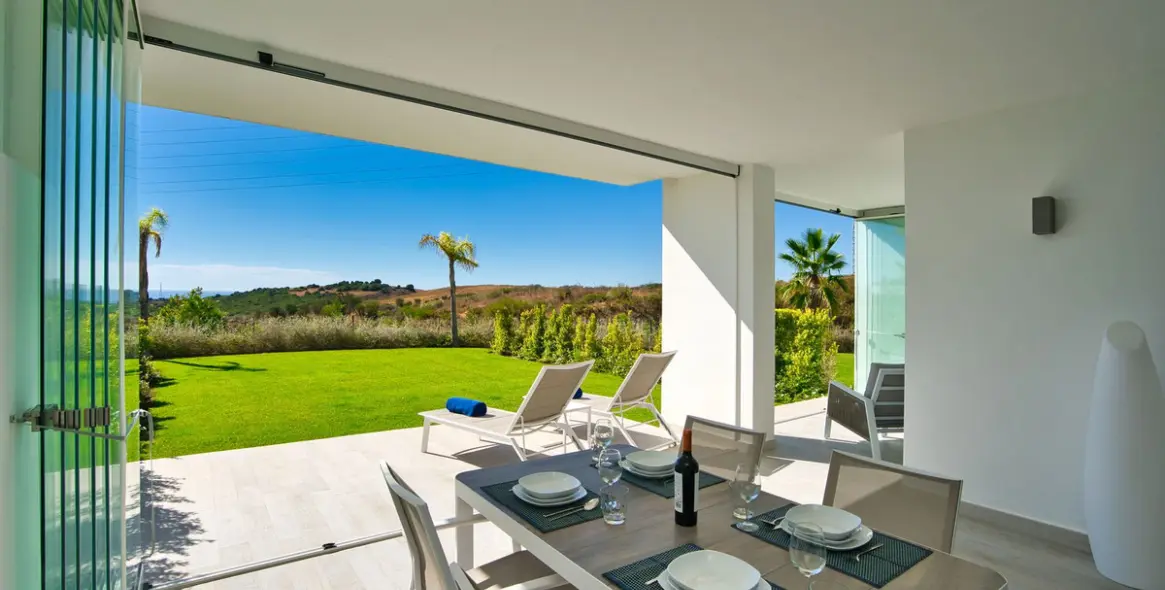 Sale of ground floor apartment in Estepona 1