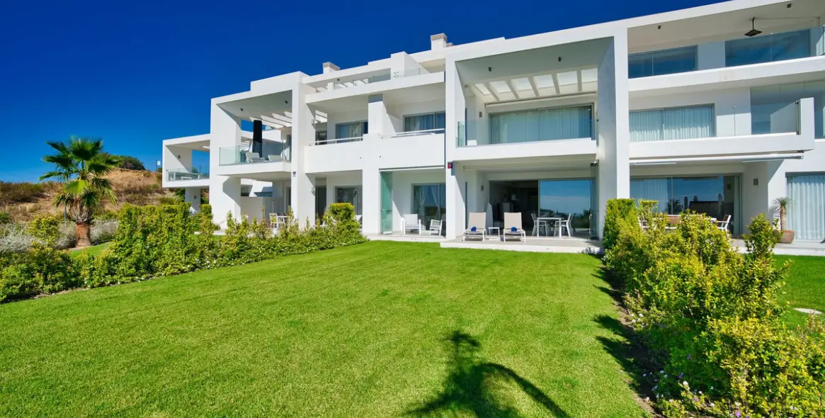 Sale of ground floor apartment in Estepona 28