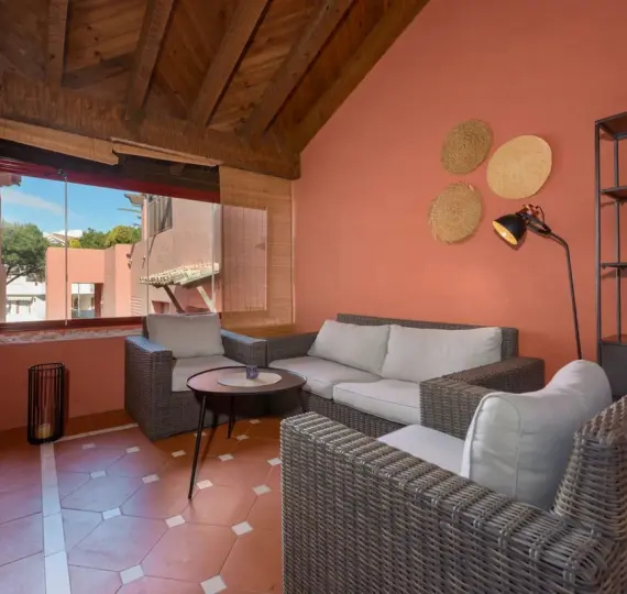 Продажа апартаментов на среднем этаже в Elviria