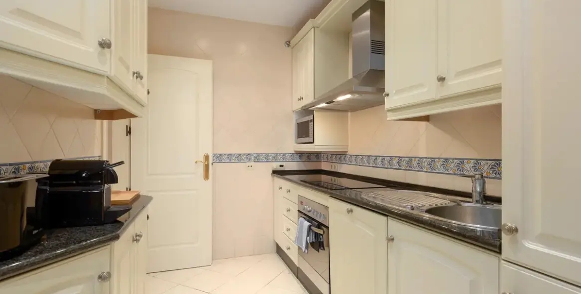 Продажа апартаментов на среднем этаже в Elviria 13