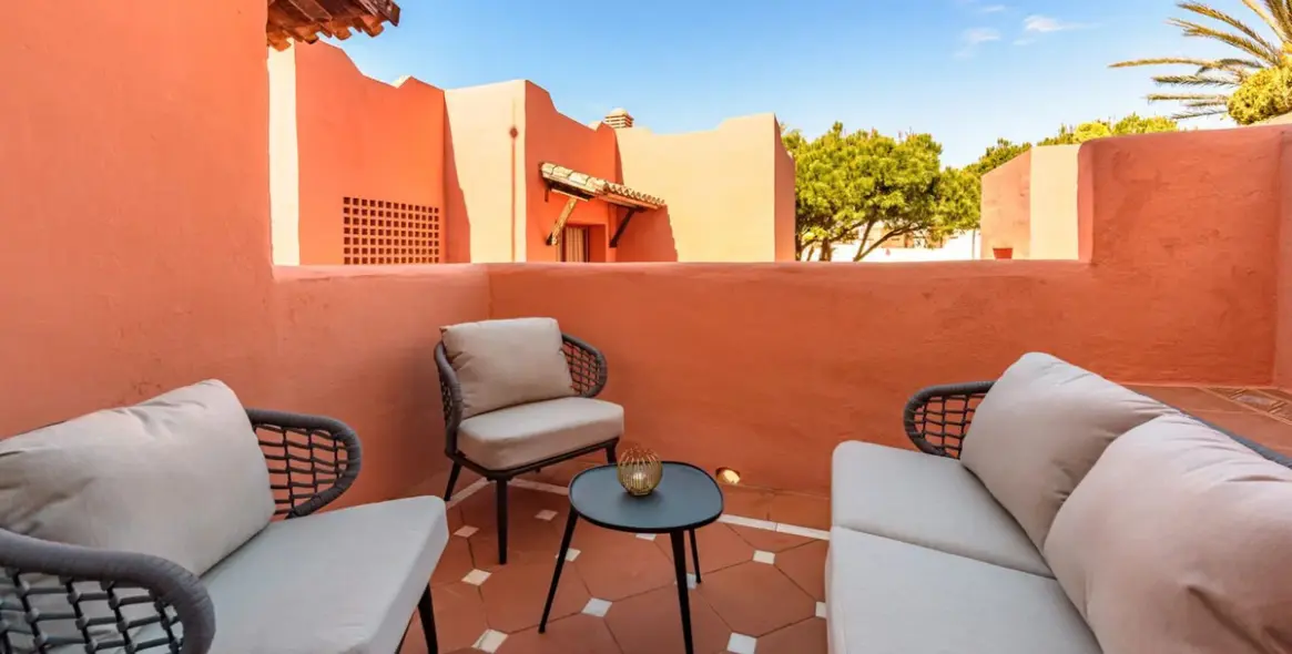 Sale of middle floor apartment in Elviria 3