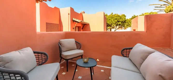 Sale of middle floor apartment in Elviria 2