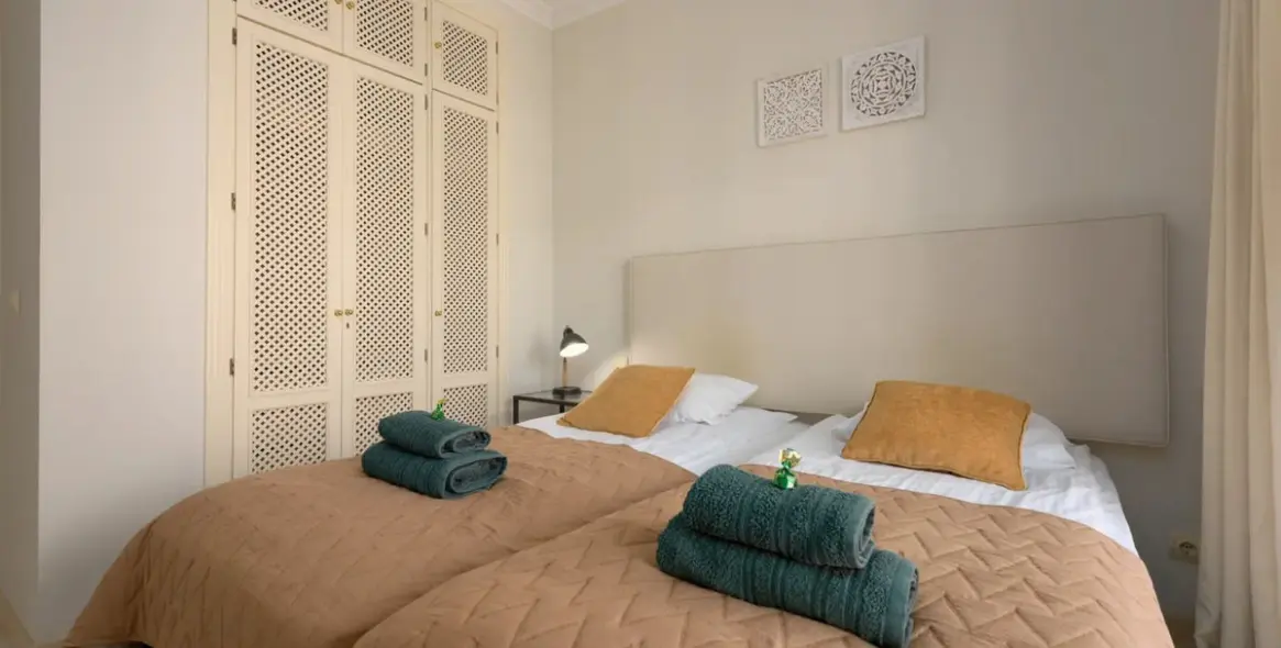 Sale of middle floor apartment in Elviria 17