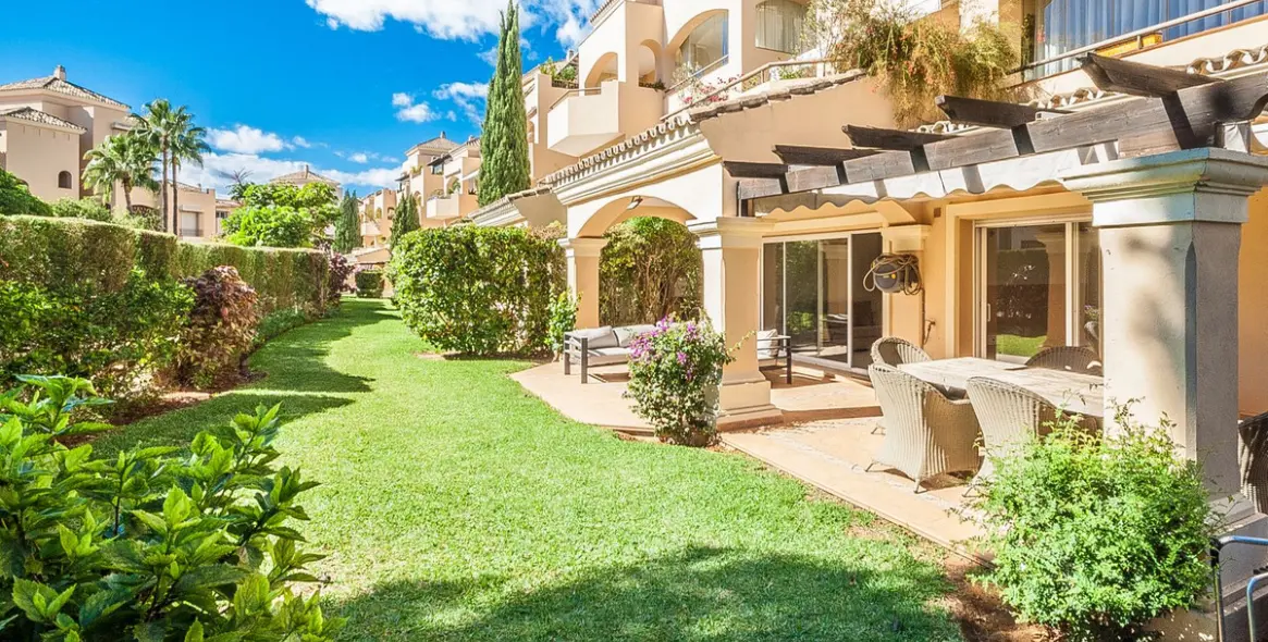 Sale of ground floor apartment in Elviria 2