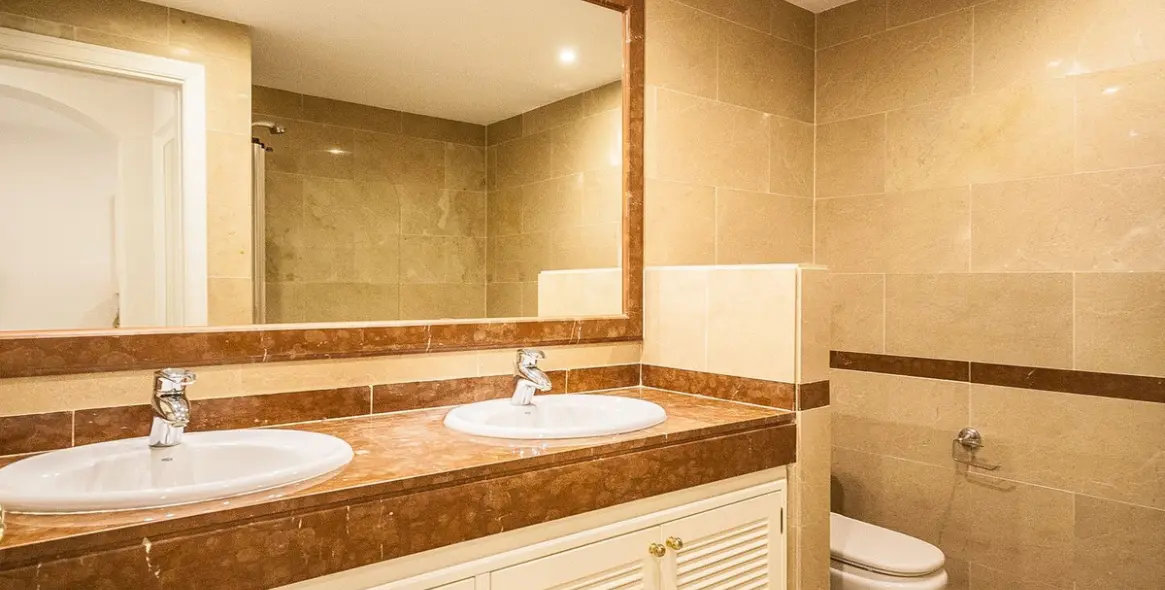 Sale of ground floor apartment in Elviria 10