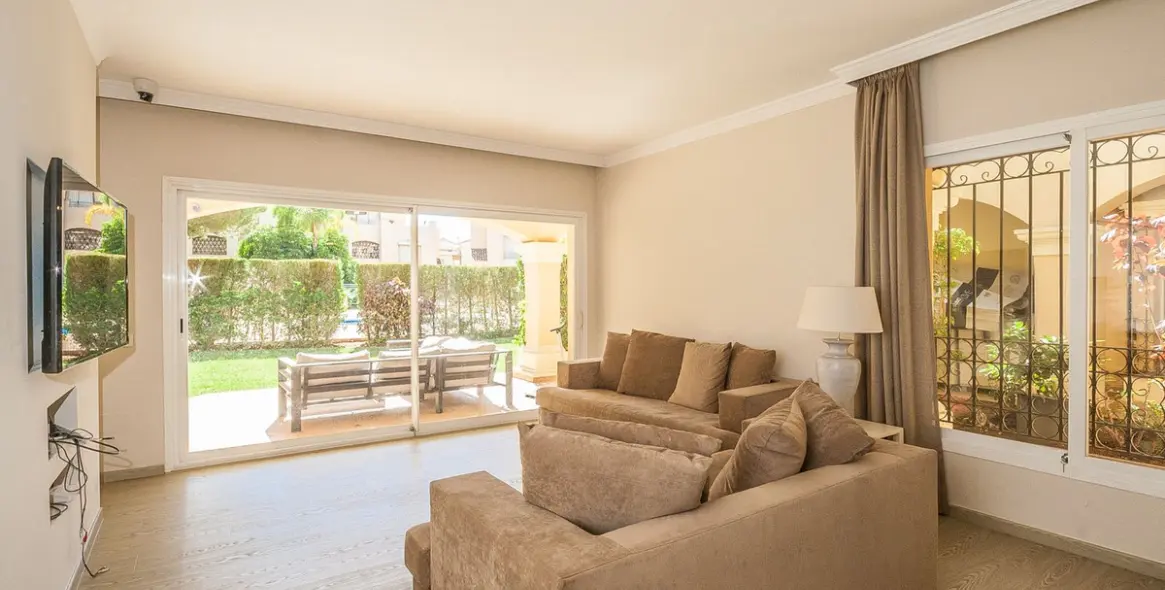 Sale of ground floor apartment in Elviria 11