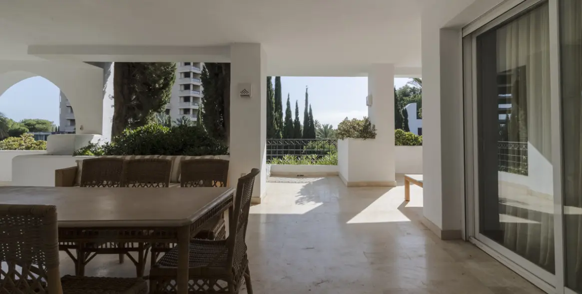 Sale of ground floor apartment in Río Real 8