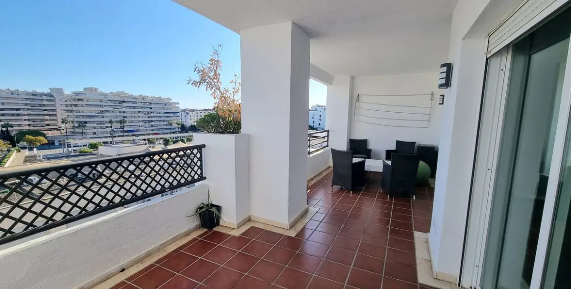 Sale of middle floor apartment in Puerto Banús 1