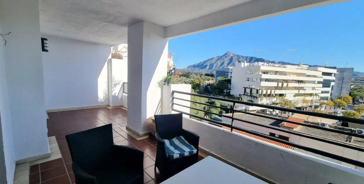 Sale of middle floor apartment in Puerto Banús 2