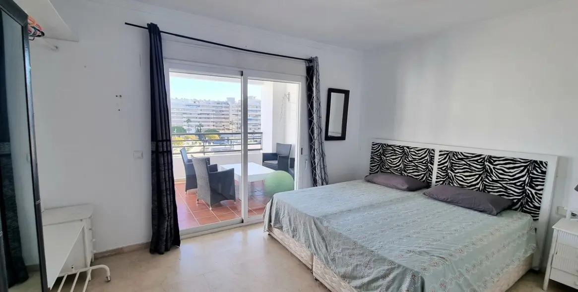 Sale of middle floor apartment in Puerto Banús 5