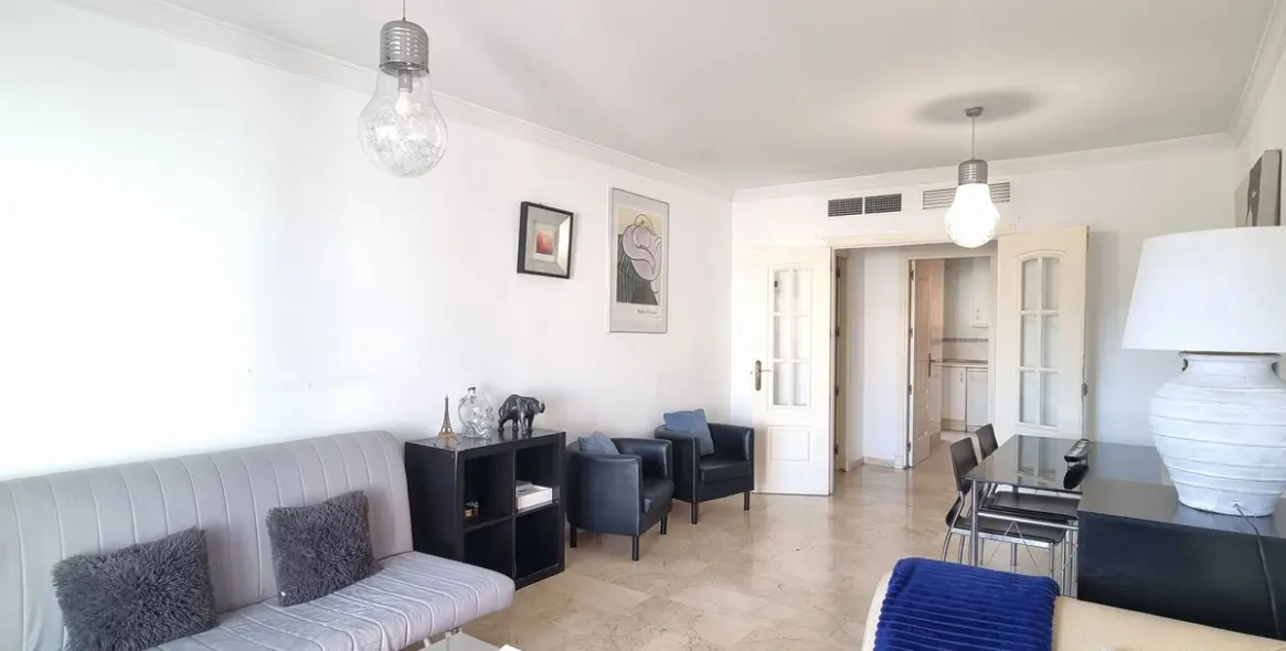 Sale of middle floor apartment in Puerto Banús 9
