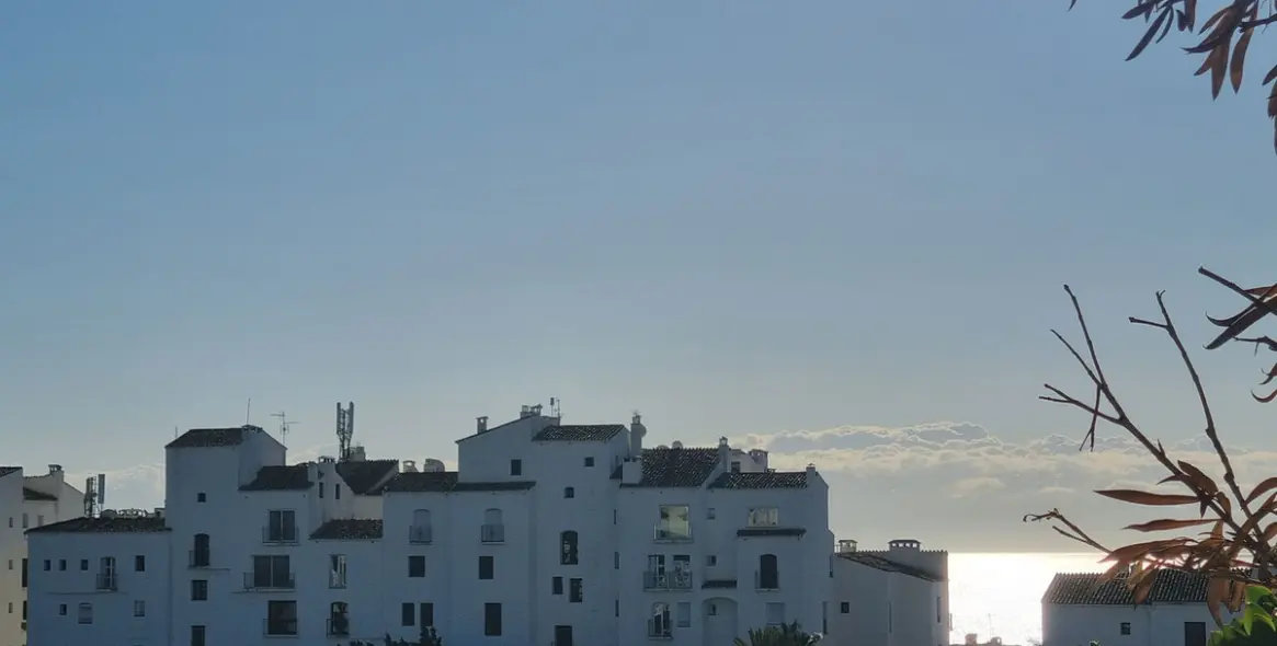 Sale of middle floor apartment in Puerto Banús 12