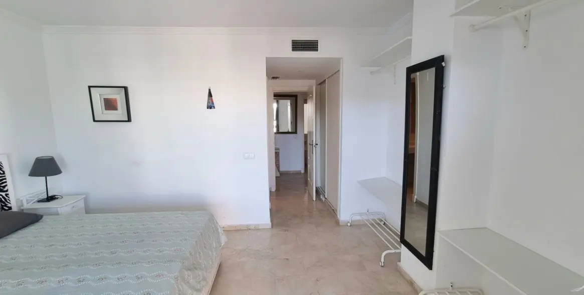 Sale of middle floor apartment in Puerto Banús 14