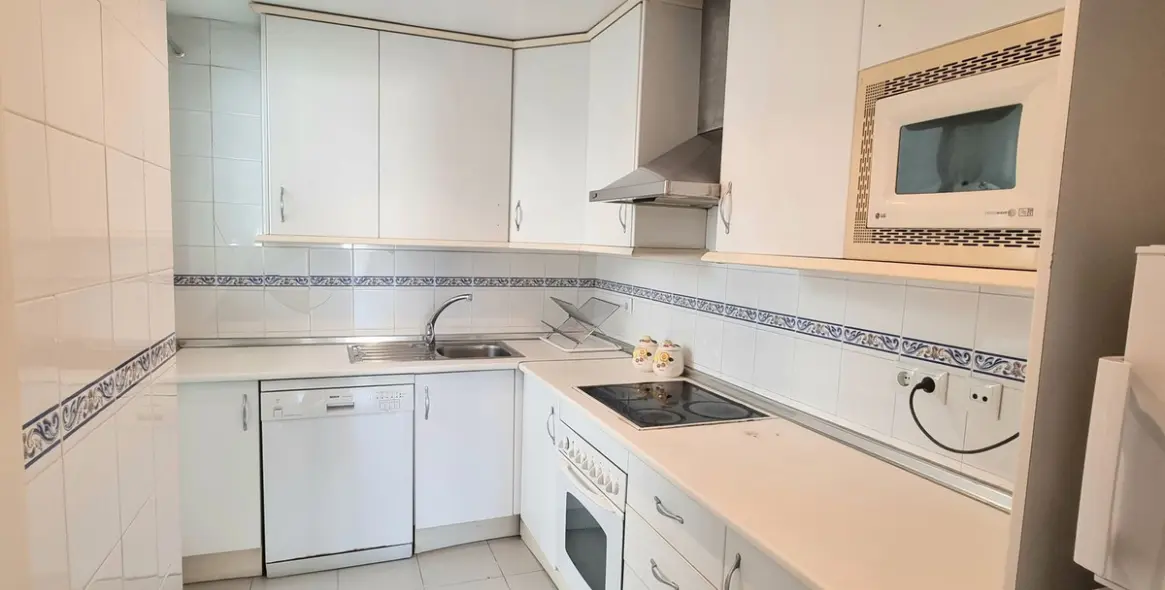 Sale of middle floor apartment in Puerto Banús 18