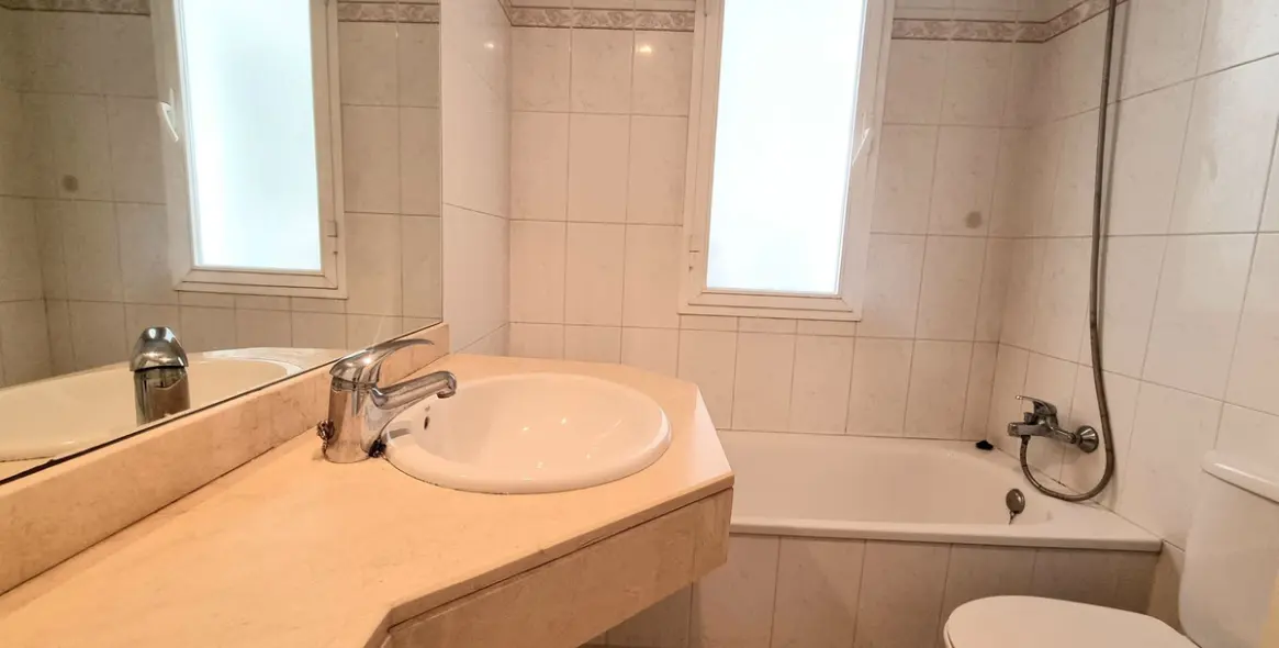 Sale of middle floor apartment in Puerto Banús 19