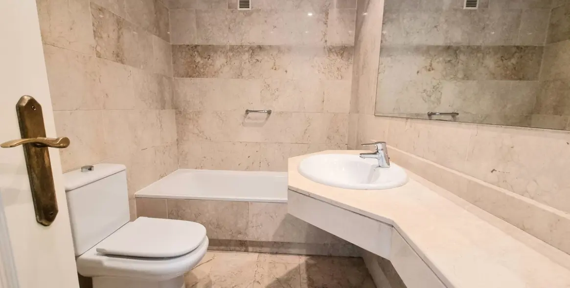 Sale of middle floor apartment in Puerto Banús 20