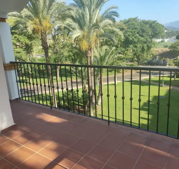 Продажа апартаментов на среднем этаже в Nueva Andalucía