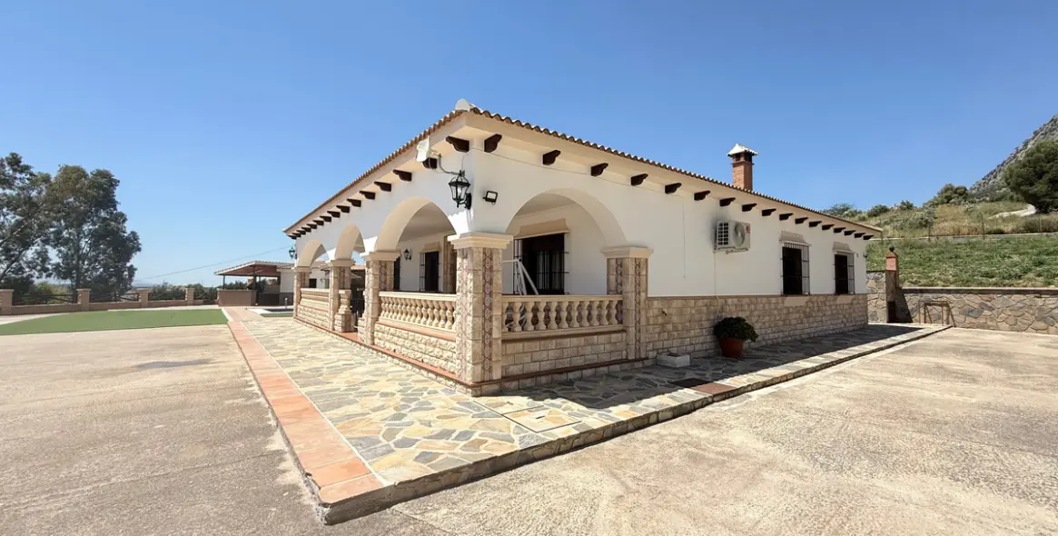 Продажа  отдельно стоящей виллы в Costa del Sol East 2