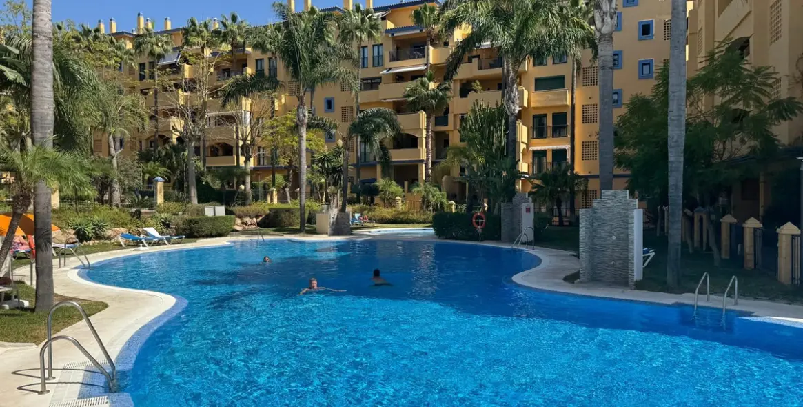 Sale of middle floor apartment in San Pedro de Alcántara 1