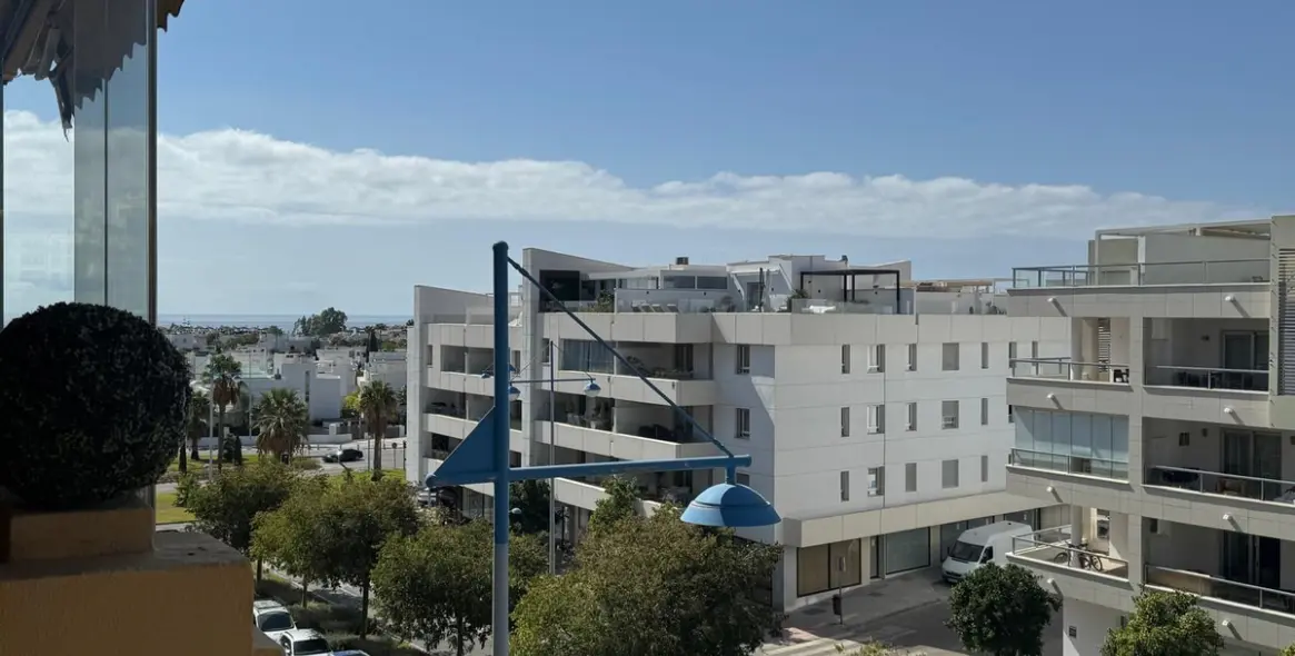 Sale of middle floor apartment in San Pedro de Alcántara 2