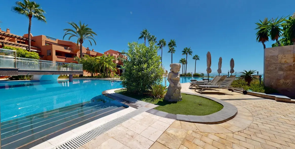 Продажа апартаментов на среднем этаже в Estepona (район Estepona) 1