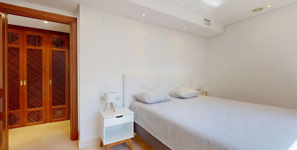 Sale of middle floor apartment in Estepona 15