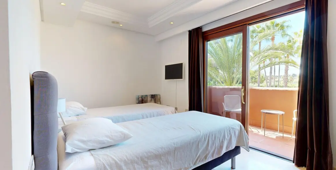 Sale of middle floor apartment in Estepona 17