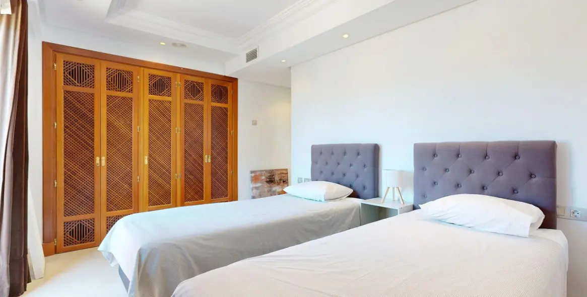 Sale of middle floor apartment in Estepona 18