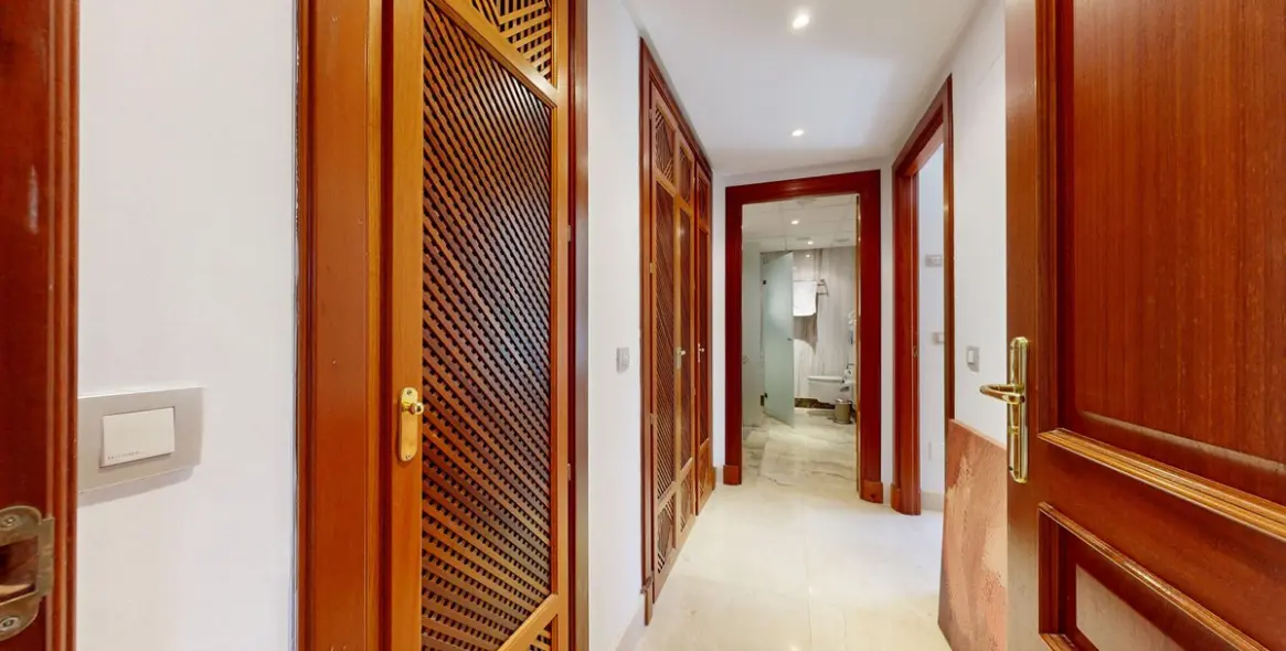 Sale of middle floor apartment in Estepona 19