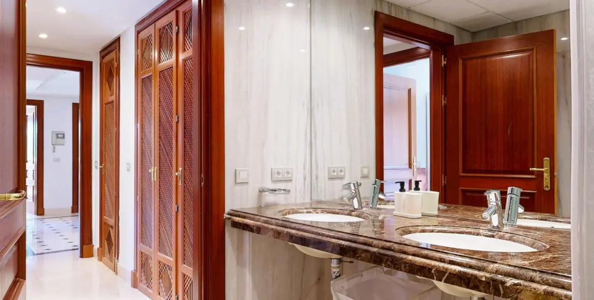 Sale of middle floor apartment in Estepona 20