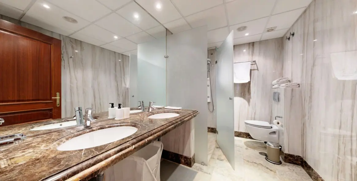 Sale of middle floor apartment in Estepona 21